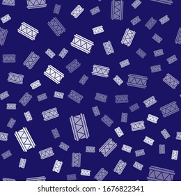 Icono de Tambor Blanco aislado sin fisuras en fondo azul. Signo musical. Símbolo de instrumento musical.  Ilustración vectorial