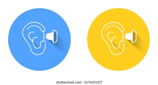 Icono de las orejas blancas aisladas con fondo de sombra larga. Signo de enchufe de oído. Símbolo de ruido. El concepto de calidad durmiente. Botón Círculo. Vector