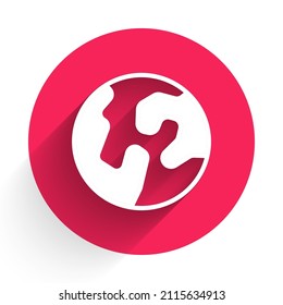 Icono de globo terrestre blanco aislado con fondo de sombra largo. Signo mundial o terrestre. Símbolo global de internet. Formas geométricas. Botón de círculo rojo. Vector