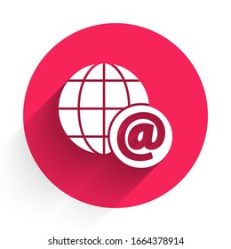 El globo de la Tierra Blanca con el correo electrónico y el icono aislado con una sombra larga. Símbolo de sobres e-mail. Signo de mensaje de correo electrónico. Botón de círculo rojo. Ilustración vectorial