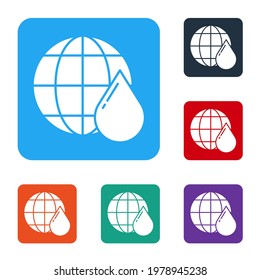 Planeta Tierra Blanca en un icono de gota de agua aislado en fondo blanco. Salvar el agua y la protección ambiental mundial. Establezca iconos en los botones cuadrados de color. Ilustración vectorial