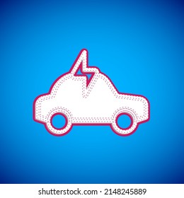 Icono de carga del enchufe eléctrico y del coche eléctrico blanco aislado en fondo azul. Tecnologías ecológicas renovables.  Vector