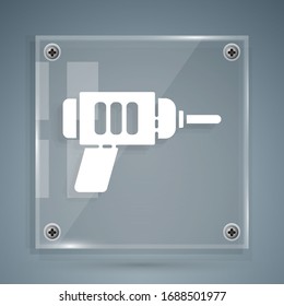 Icono de la máquina de perforación eléctrica blanca aislada en fondo gris.Herramienta de reparación. Paneles de vidrio cuadrado. Ilustración vectorial