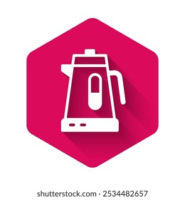 Icono blanco de la caldera eléctrica aislado con el fondo largo de la sombra. Icono de la tetera. Botón hexagonal rosa. Vector
