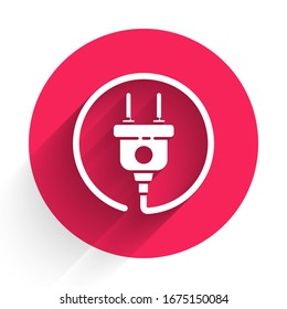 Icono de enchufe eléctrico blanco aislado con una sombra larga. Concepto de conexión y desconexión de la electricidad. Botón de círculo rojo.  Ilustración vectorial
