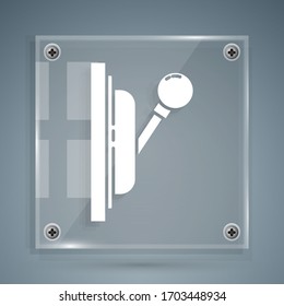 Icono del panel eléctrico blanco aislado en fondo gris. Palanca del interruptor. Paneles de vidrio cuadrado. Ilustración vectorial