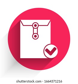 Sobre blanco e icono de marca de verificación aislado con sombra larga. Entrega de correo electrónico correcta, confirmación de entrega por correo electrónico. Botón de círculo rojo. Ilustración vectorial