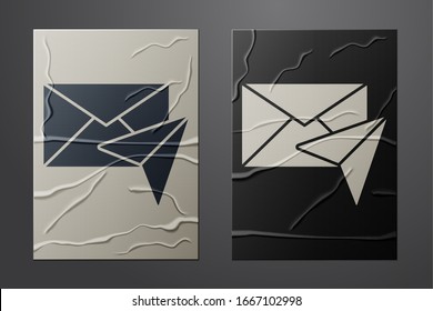 Icono de sobre blanco aislado en fondo de papel desempañado. Símbolo de carta de mensaje de correo electrónico. Estilo de arte de papel. Ilustración vectorial