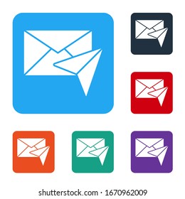 Icono sobre blanco aislado en fondo blanco. Símbolo de carta de mensaje de correo electrónico. Establecer iconos en botones cuadrados de color. Ilustración vectorial
