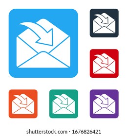 Icono sobre blanco aislado en fondo blanco. Concepto de mensaje recibido. Nuevo mensaje entrante de correo electrónico, sms. Servicio de entrega de correo. Establecer iconos en botones cuadrados de color.  Ilustración vectorial