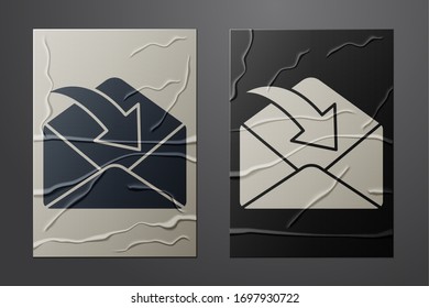Icono de sobre blanco aislado en fondo de papel desempañado. Concepto de mensaje recibido. Nuevo mensaje entrante de correo electrónico, sms. Servicio de entrega de correo. Estilo de arte de papel. Ilustración vectorial