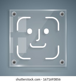 Icono de reconocimiento de cara blanca aislado en fondo gris. Icono del escáner de identificación de cara. Concepto de ciberseguridad facial. Paneles de vidrio cuadrado.  Ilustración vectorial