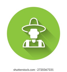 Granjero blanco en el icono de sombrero aislado con fondo de sombra larga. Botón de círculo verde. Vector