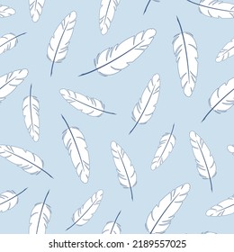 Las plumas blancas en el fondo azul patrón sin costuras.  Mejor para textiles, papel pintado, papel de envoltura, paquete y decoración doméstica.