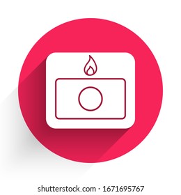 Icono del sistema de alarma de incendios blanco aislado con una sombra larga. Tire de la caja de seguridad contra incendios. Botón de círculo rojo.  Ilustración vectorial