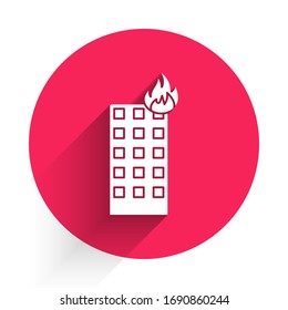 Weißes Feuer in brennendem Gebäude auf der Stadtstraße Symbol einzeln auf langen Schatten. Roter Kreis-Knopf. Vektorillustration-Illustration