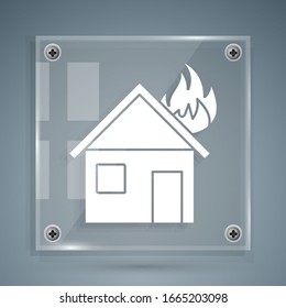 Weißes Feuer in brennendem Haus Symbol einzeln auf grauem Hintergrund. Viereckige Glasplatten. Vektorillustration-Illustration