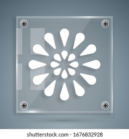 Icono de Firework blanco aislado en fondo gris. Concepto de fiesta divertida. Símbolo pirotécnico explosivo. Paneles de vidrio cuadrado.  Ilustración vectorial
