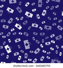 Icono del kit de primeros auxilios blanco aislado sin fisuras en fondo azul. Caja médica con cruz. Equipo médico de emergencia. Concepto de salud.  Ilustración vectorial