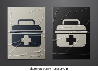 Icône de kit de premiers soins blanc isolée sur fond papier grunge. Coffret médical avec croix. Matériel médical pour les urgences. Le concept de santé. Style papier.  Illustration vectorielle