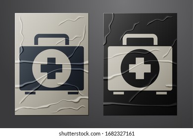 Icono del kit de primeros auxilios blanco aislado sobre fondo de papel desmitificado. Caja médica con cruz. Equipo médico de emergencia. Concepto de salud. Estilo de arte de papel. Ilustración vectorial