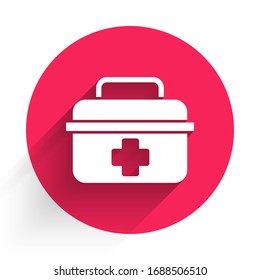 Icono del kit de primeros auxilios blanco aislado con una sombra larga. Caja médica con cruz. Equipo médico de emergencia. Concepto de salud. Botón de círculo rojo. Ilustración vectorial
