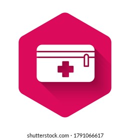 Icono del kit de primeros auxilios blanco aislado con una sombra larga. Caja médica con cruz. Equipo médico de emergencia. Concepto de salud. Botón hexágono rosado. Ilustración vectorial