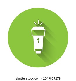Icono de la linterna blanca aislado con fondo de sombra larga. Botón Círculo verde. Vector