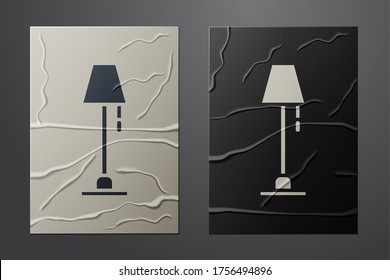Leuchte auf weißem Boden einzeln auf zerbrochenem Papierhintergrund. Kunststil aus Papier. Vektorgrafik