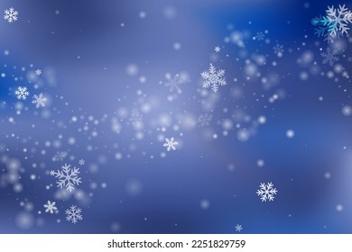 Weiße fliegende Schneeflocken-Komposition. Schneefaserstaub friert Formen. Schneefliege Himmelskörper, weißes blaues Muster. Viele Schneeflocken Weihnachten Thema. Schneelandschaft.