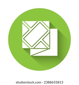 Weiß gefundenes Kartensymbol einzeln mit langem Schatten. Grüner Kreis-Knopf. Vektorgrafik