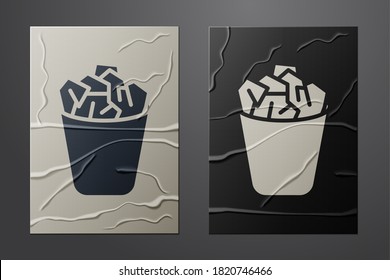 Icono de la papelera blanca completa aislado en el fondo de papel desmitificado. Signo de basurero. Icono de la canasta de reciclaje. Icono de papelera. Estilo de arte de papel. Ilustración vectorial