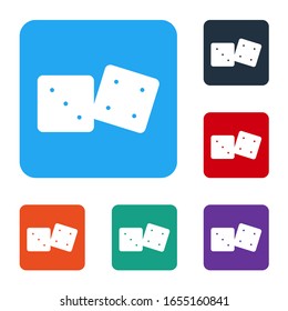 Icono de dados de juego blanco aislado en fondo blanco. Juegos de casino. Establecer iconos en botones cuadrados de color.  Ilustración vectorial