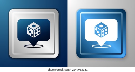 Icono de dados de juego blanco aislado en fondo azul y gris. Juego de casino. Botón cuadrado plateado y azul. Vector