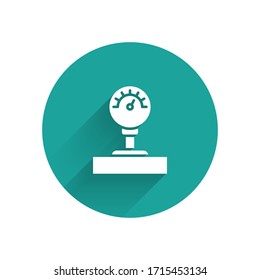 Icono de escala de los indicadores blancos aislado con una sombra larga. Satisfacción, temperatura, manómetro, riesgo, calificación, rendimiento, tacómetro de velocidad. Botón de círculo verde. Ilustración vectorial