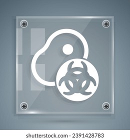 Icono blanco de carne modificada genéticamente aislado en fondo gris. Jeringa inyectada a la carne. Paneles de vidrio cuadrado. Vector