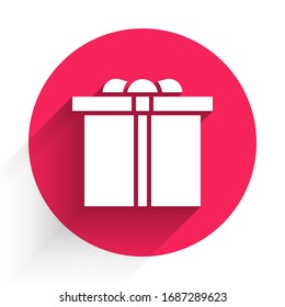 Icono de la caja de regalo blanco aislado con una sombra larga.Feliz cumpleaños. Botón de círculo rojo. Ilustración vectorial