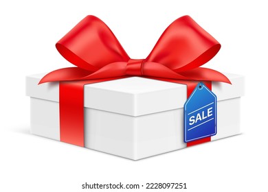 Caja blanca de regalo envuelta con cinta roja, y etiqueta colgante con texto SALE aislado en fondo blanco. Regalos promoción descuento ilustración vectorial realista.