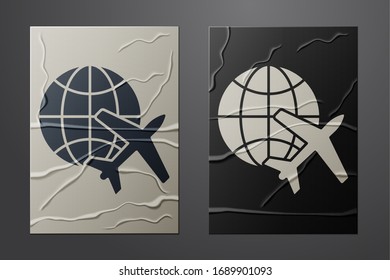 Globe blanc avec icône d'un plan volant isolé sur fond papier grunge. Un avion vole autour de la planète Terre. Icône monde de l'avion. Style papier. Illustration vectorielle