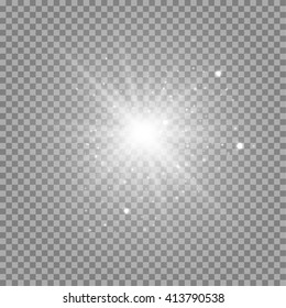 Ilustración vectorial transparente de luz solar.  Luces luminosas que producen luz solar. Una estrella brillante y realista con rayos brillantes.