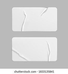 Los pegatinas rectangulares blancos pegados se burlan del conjunto. Papel adhesivo blanco en blanco o etiqueta adhesiva de plástico con efecto arrugado y arrugado. Cierre de etiquetas de plantilla. 3.ᵉʳ vector realista