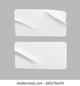 Los pegatinas rectangulares blancos pegados se burlan del conjunto. Papel adhesivo blanco en blanco o etiqueta adhesiva de plástico con efecto arrugado y arrugado. Cierre de etiquetas de plantilla. 3.ᵉʳ vector realista