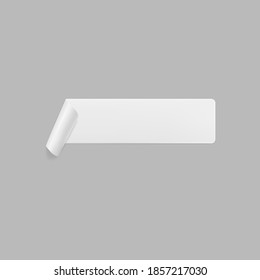 La pegatina de rectángulo blanco pegado con las esquinas curvadas se burlan. Papel adhesivo blanco en blanco o etiqueta adhesiva de plástico con efecto arrugado y arrugado. Cierre de etiqueta de plantilla. 3.ᵉʳ vector realista