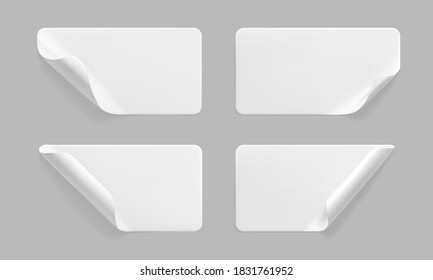 Los pegatinas rectangulares blancos pegados con esquinas curvadas se burlan del conjunto. Papel adhesivo blanco en blanco o etiqueta adhesiva de plástico con efecto arrugado y arrugado. Cierre de etiquetas de plantilla. 3.ᵉʳ vector realista