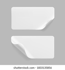 Los pegatinas rectangulares blancos pegados con esquinas curvadas se burlan del conjunto. Papel adhesivo blanco en blanco o etiqueta adhesiva de plástico con efecto arrugado y arrugado. Cierre de etiquetas de plantilla. 3.ᵉʳ vector realista