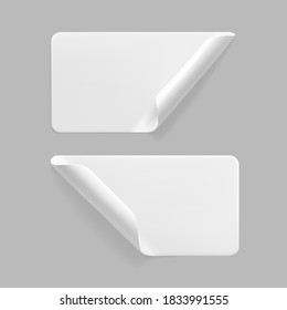 Los pegatinas rectangulares blancos pegados con esquinas curvadas se burlan del conjunto. Papel adhesivo blanco en blanco o etiqueta adhesiva de plástico con efecto arrugado y arrugado. Cierre de etiquetas de plantilla. 3.ᵉʳ vector realista