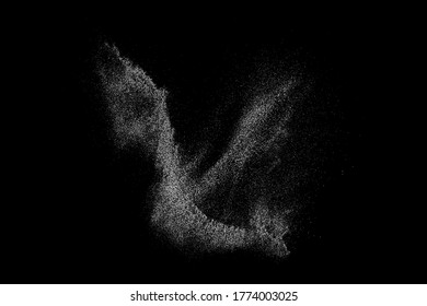 La textura granulada blanca aislada en el fondo negro. Superposición de polvo. Granulados de ruido de color claro. Elementos vectores de nieve. Ilustración, eps 10.