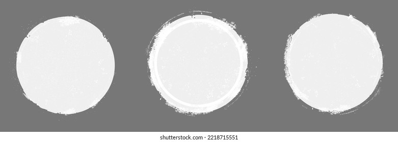 Juego de sellos de círculo de grunge blanco. Vector de sello redondo aislado en fondo gris. Vector de sello blanco. Para la plantilla de diseño de insignias, sellos, tinta y sello