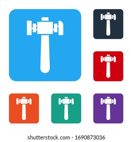 Icono de martillo blanco aislado en fondo blanco. Herramienta de reparación. Establecer iconos en botones cuadrados de color. Ilustración vectorial