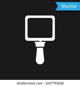 Icono de espejo de mano blanca aislado en fondo negro. Ilustración vectorial